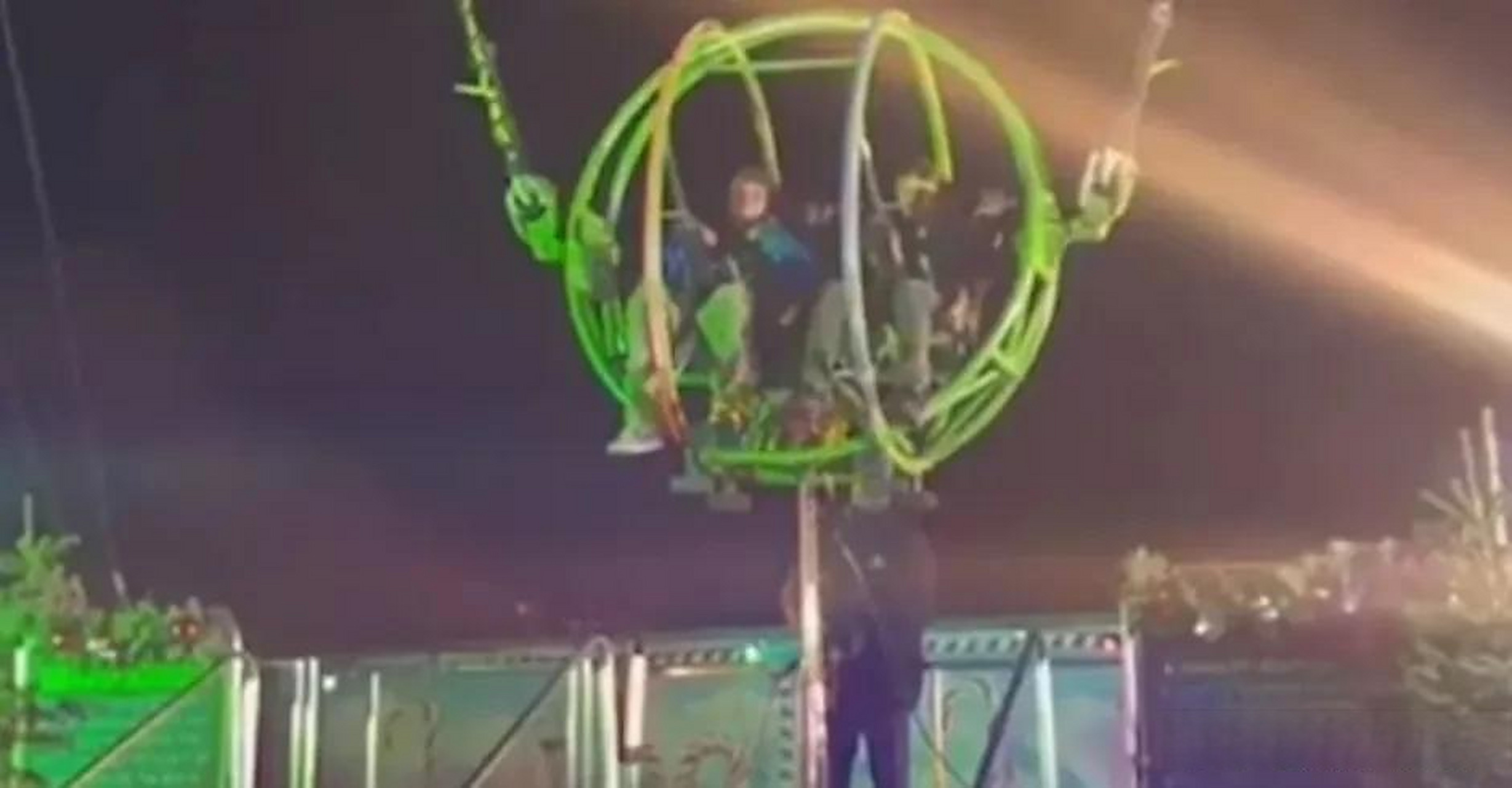 高空飞椅突发故障高空飞椅突发故障，应对与反思