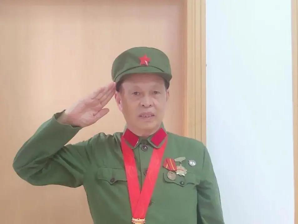 两枚纪念章 父子两代人的家国守护两枚纪念章，父子两代人的家国守护故事