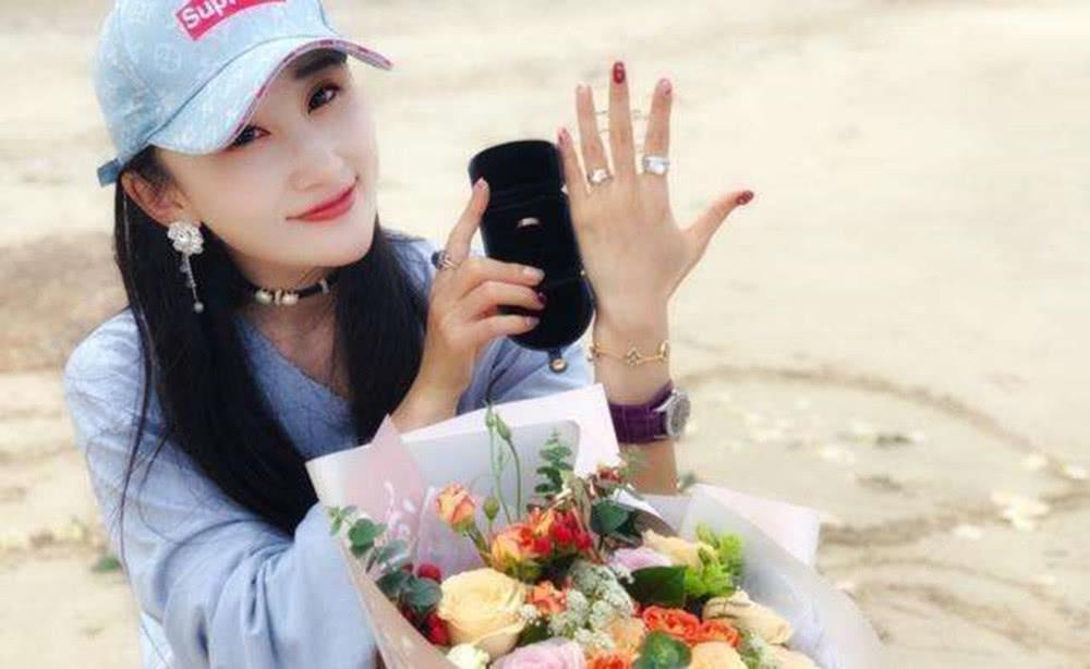 军人退役当天向相恋8年女友成功求婚这是一个非常美好的时刻，恭喜这位军人成功退役并向相恋八年的女友成功求婚！退役对于军人来说是一个重要的人生阶段，他们经历了许多艰辛和挑战，为国家和社会做出了巨大的贡献。此刻，他们终于迎来了属于自己的幸福时刻。