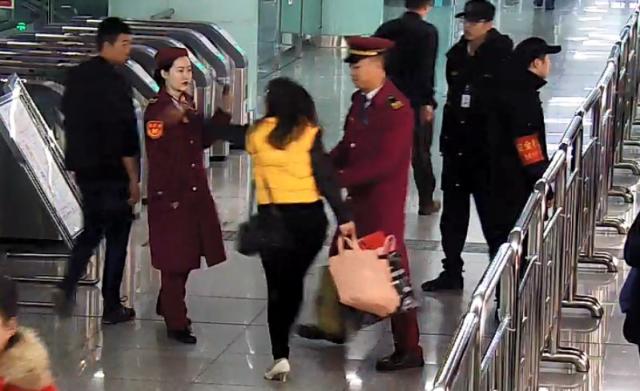 地铁安检员骂人地铁安检员骂人事件，公众应理性看待，反思背后的社会问题